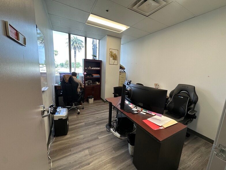 More Photos Of 18040 Sherman Way, Reseda Medical For Lease