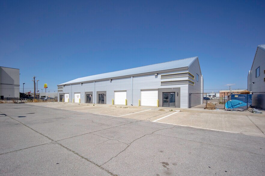 More Photos Of 4403-4411 SW 3rd St, Oklahoma City Showroom For Sale