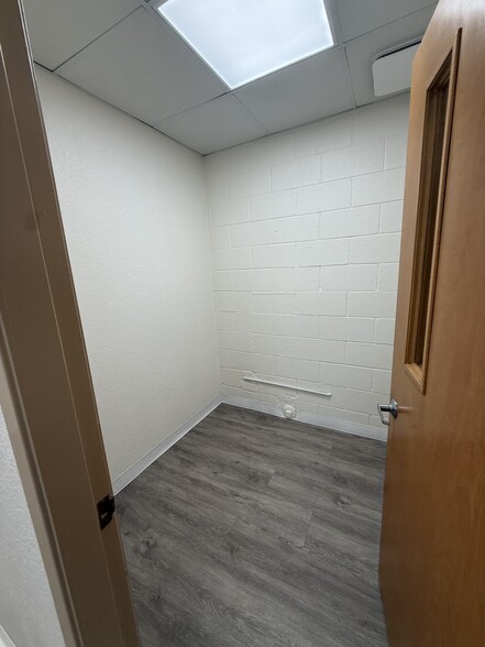 More Photos Of 2401 W Green Oaks Blvd, Arlington Office For Lease