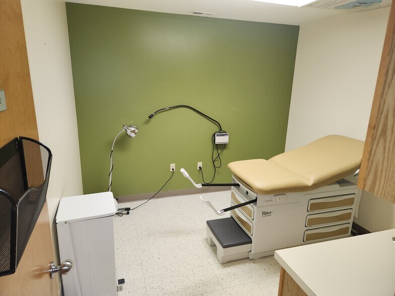More Photos Of 360 Middletown Blvd, Langhorne Medical For Lease