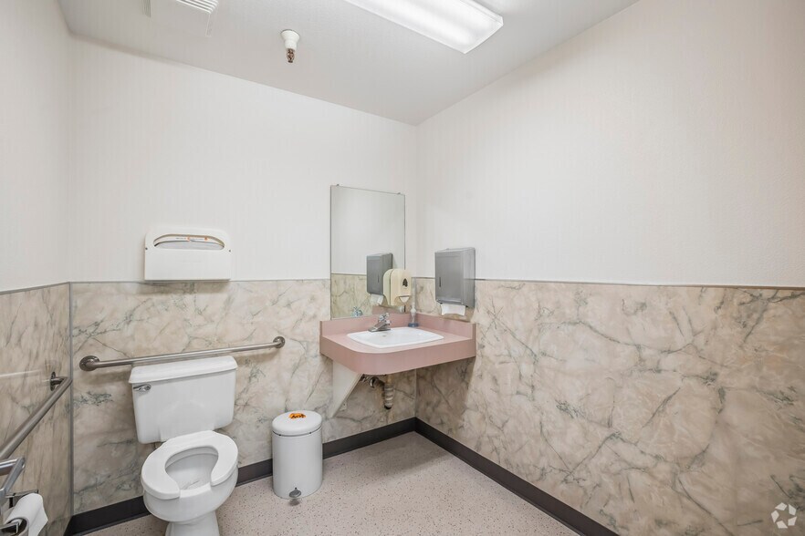 More Photos Of 3111 Professional Dr, Auburn Medical For Sale
