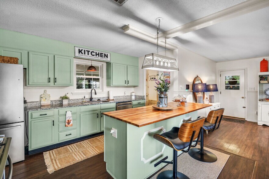 More Photos Of 695 Blue Jay Rd, Rincon General Retail For Sale