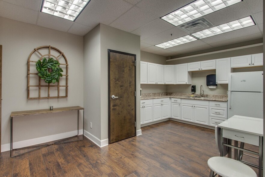 More Photos Of 212 Overlook Cir, Brentwood Office For Sale