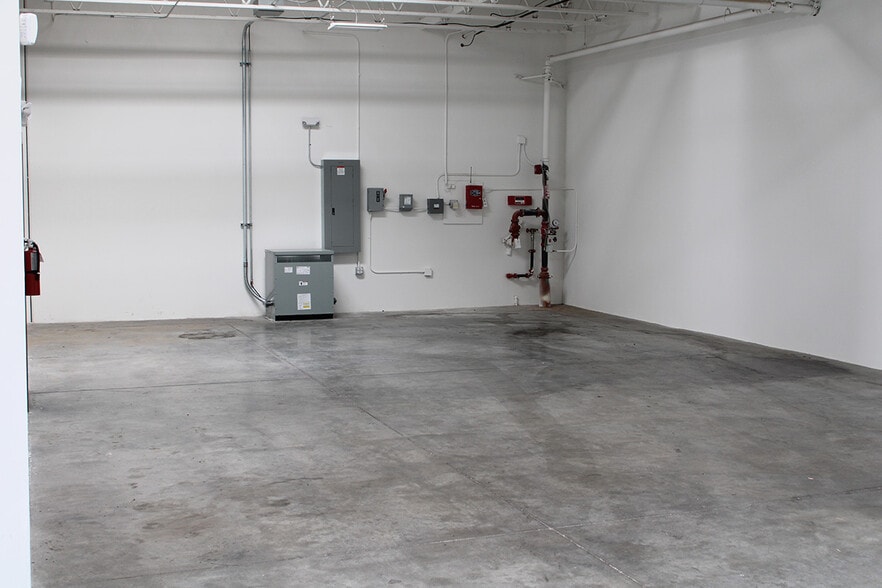 More Photos Of 6885 Speedway Blvd, Las Vegas Light Manufacturing For Lease