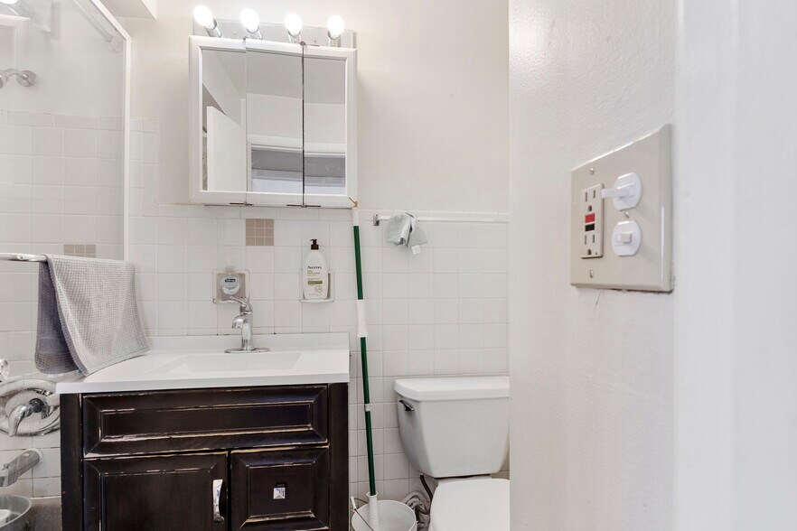 More Photos Of 8813 Dee Rd, Des Plaines Apartments For Sale