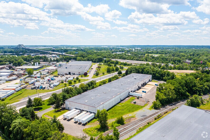 More Photos Of 10 Runway Rd, Levittown Warehouse For Lease
