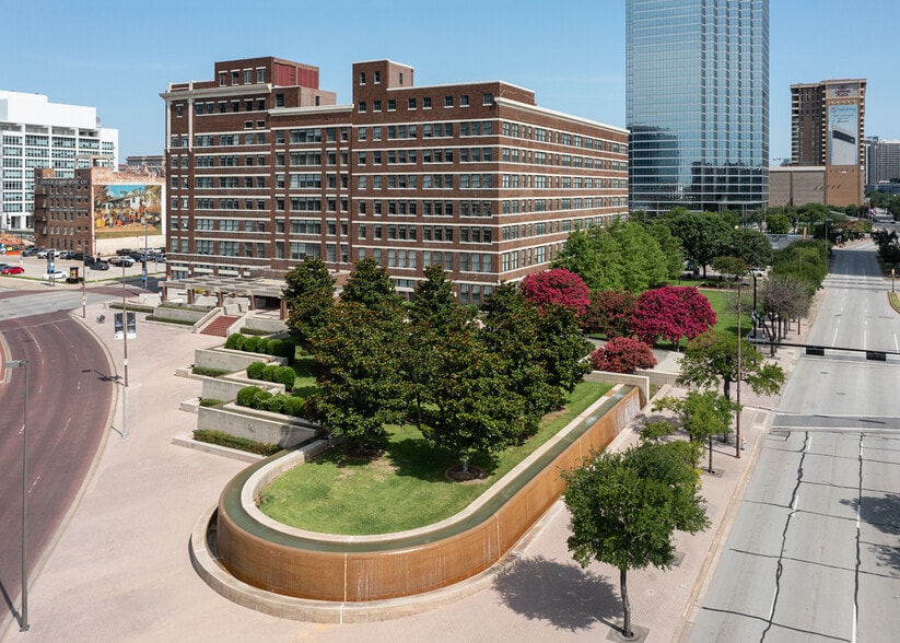 More Photos Of 900 Jackson St, Dallas Office For Lease