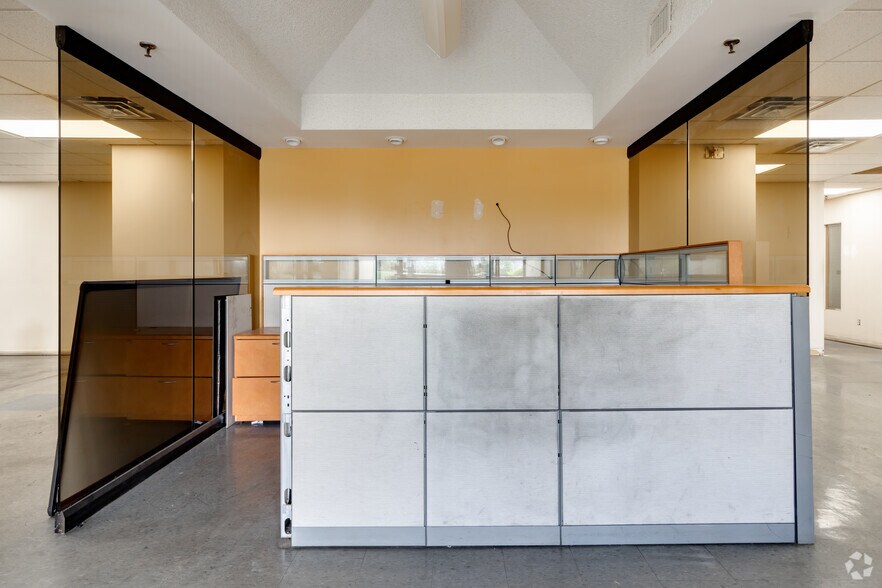 More Photos Of 10800 Ford Rd, Dearborn Warehouse For Lease