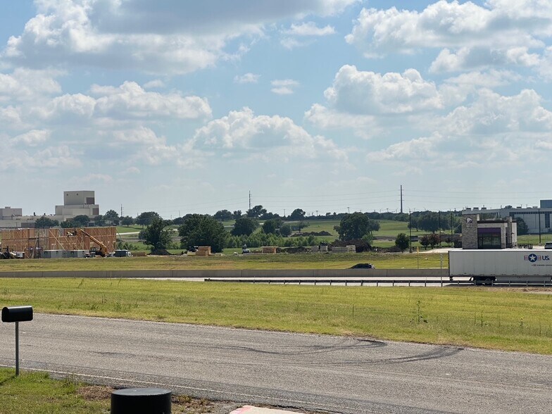 More Photos Of 3111 S Travis St, Sherman Distribution For Lease