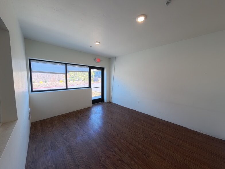 More Photos Of 2561 NE 4th St, Bend Warehouse For Lease