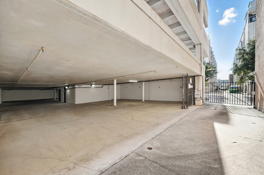 More Photos Of 24 N Market St, Jacksonville Office For Lease