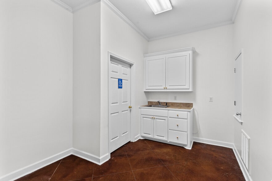 More Photos Of 403-C Towne Center Blvd, Ridgeland Office For Sale
