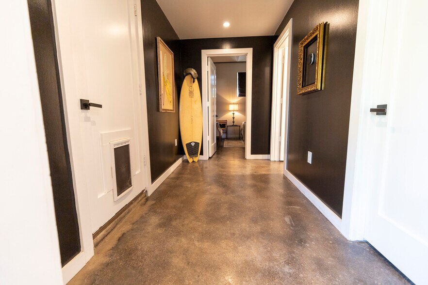 More Photos Of 4770 Iberia Ave, Dallas Showroom For Sale