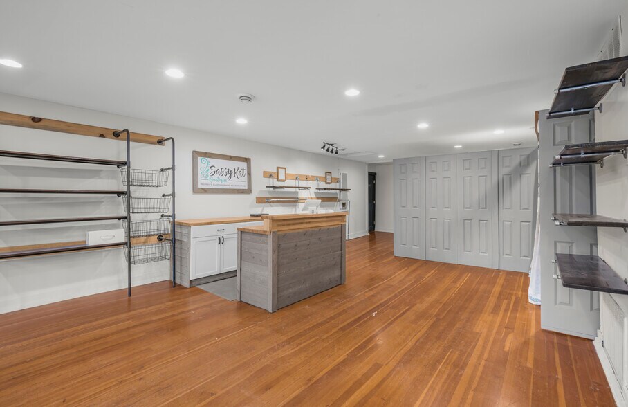 More Photos Of 200 Broadway St, Jordan Storefront Retail Residential For Lease