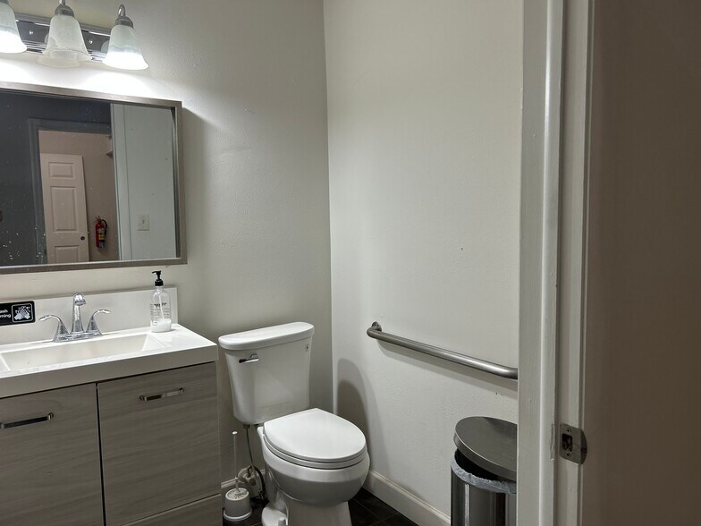 More Photos Of 8525-8549 Gunn Hwy, Odessa Unknown For Lease