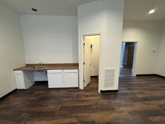 More Photos Of 2410 Hunter Rd, San Marcos Office For Lease