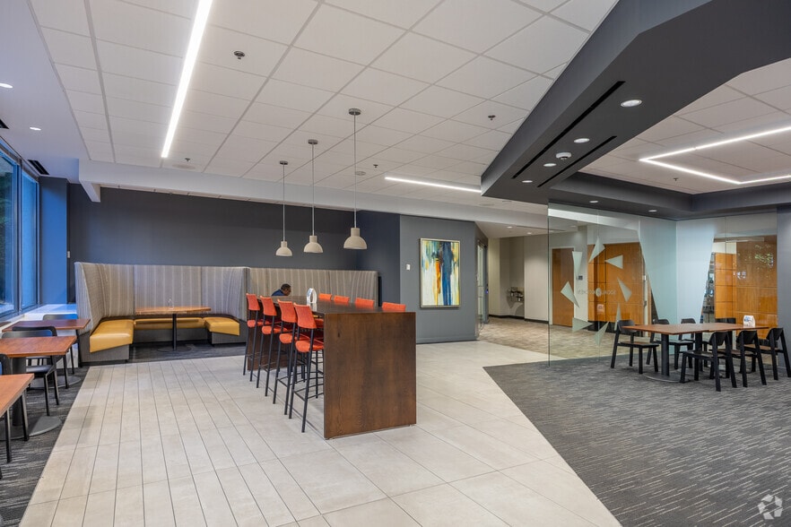 More Photos Of 210 Interstate N Pky SE, Atlanta Unknown For Lease