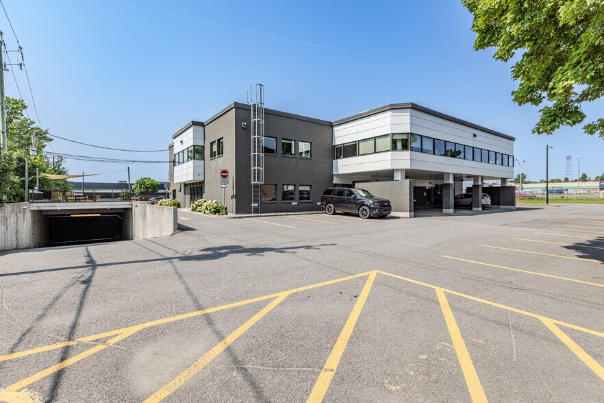 More Photos Of 3035 Av Maricourt, Québec Office For Lease