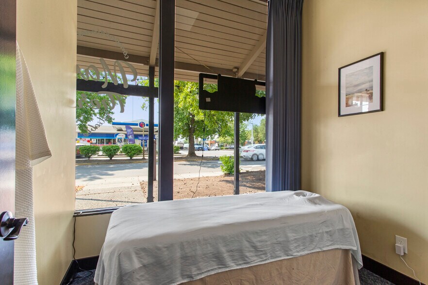 More Photos Of 15390 SW 116th Ave, Portland Medical For Sale