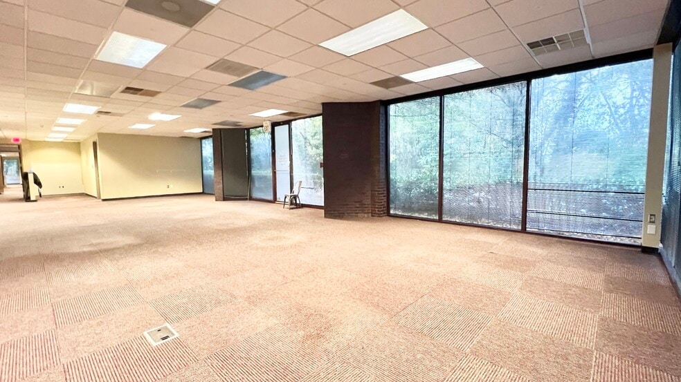 More Photos Of 8800 Roswell Rd, Sandy Springs Office For Sale