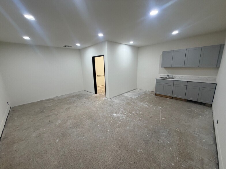 More Photos Of 26541 Ruether Ave, Santa Clarita Light Manufacturing For Lease