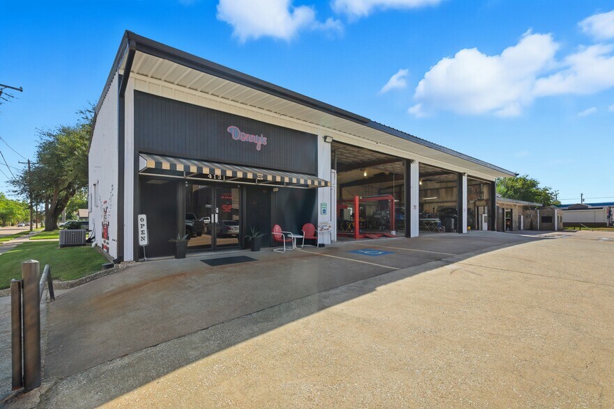 More Photos Of 413 Center St, Deer Park Industrial For Lease