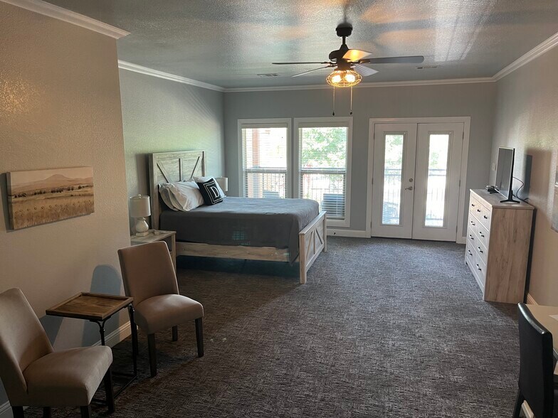 More Photos Of 212 N Oak St, Roanoke General Retail For Sale