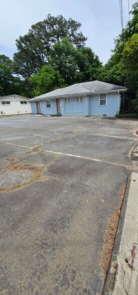 More Photos Of 3223 Shallowford Rd, Atlanta Office For Lease