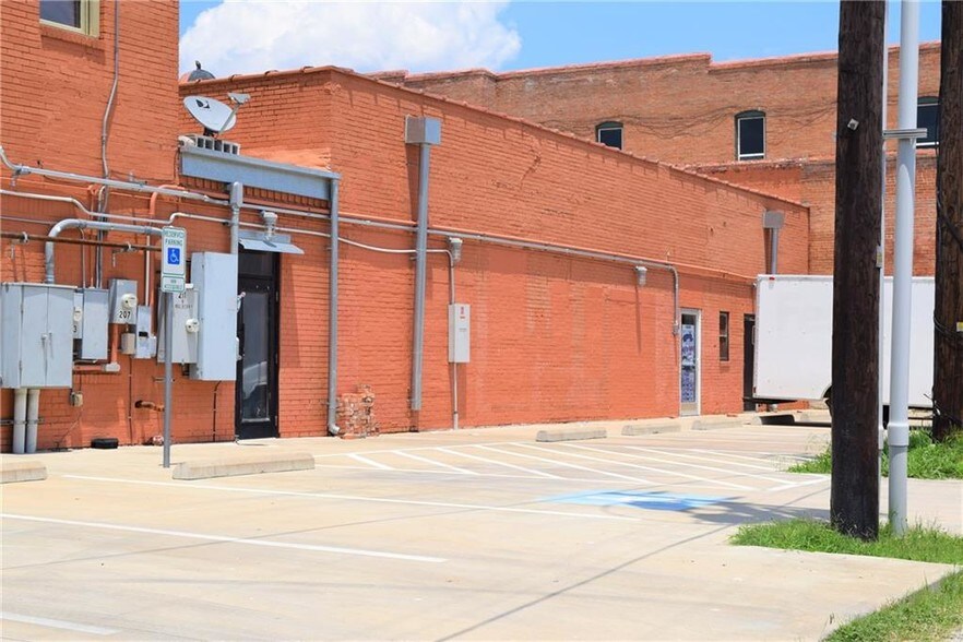 More Photos Of 201-215 W Mulberry St, Kaufman Storefront Retail Office For Lease