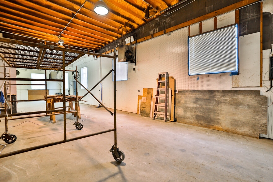 More Photos Of 205 S Old Route 66, Hamel Service For Lease