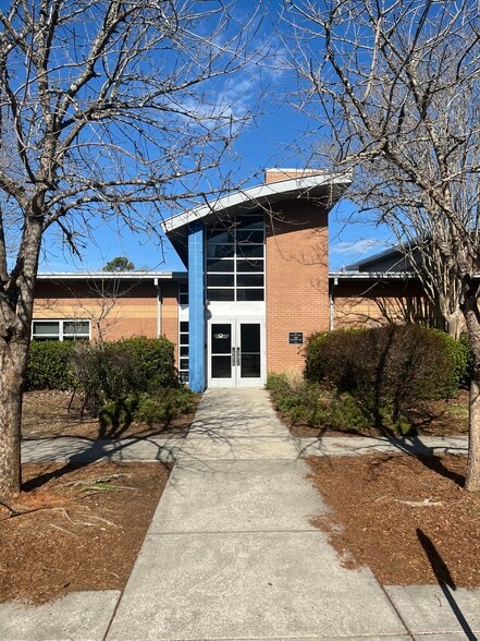 Primary Photo Of 1455 Wakendaw Rd, Mount Pleasant Schools For Lease