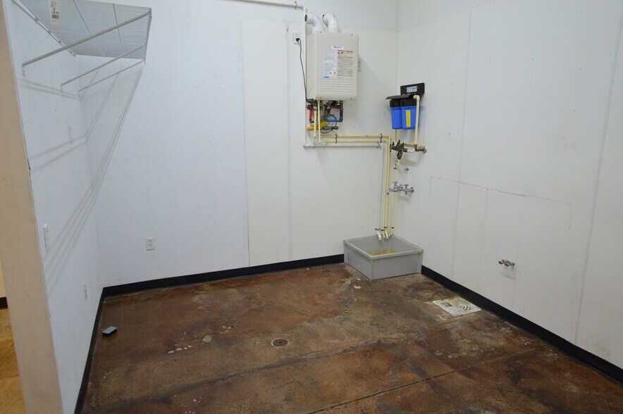 More Photos Of 215 Shannon Rd E, Sulphur Springs Freestanding For Sale