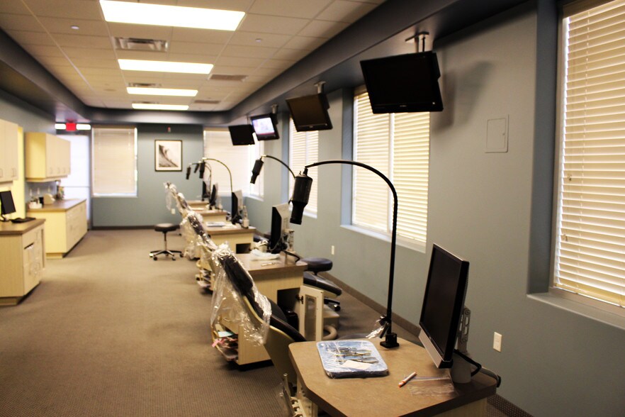 More Photos Of 2060 W Whispering Wind Dr, Phoenix Medical For Sale