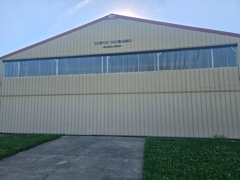 More Photos Of 4250 W 600 S, Pendleton Airplane Hangar For Sale