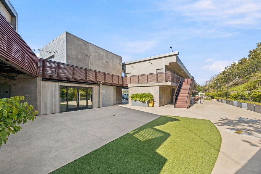 More Photos Of 22333 Pacific Coast Hwy, Malibu General Retail For Lease