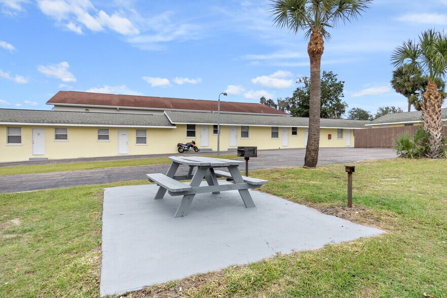 More Photos Of 801 Ridgewood Ave, Holly Hill Hotel For Sale