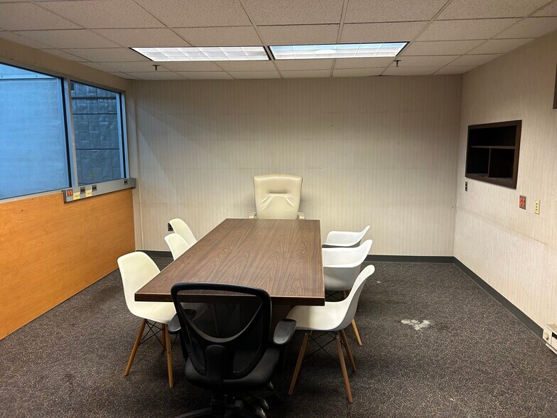 More Photos Of 20 N Front St, Bally Distribution For Sale