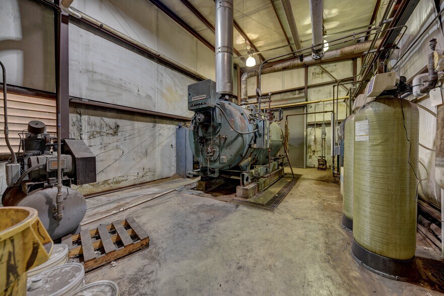 More Photos Of 1901 Longwood Dr, Brenham Manufacturing For Sale