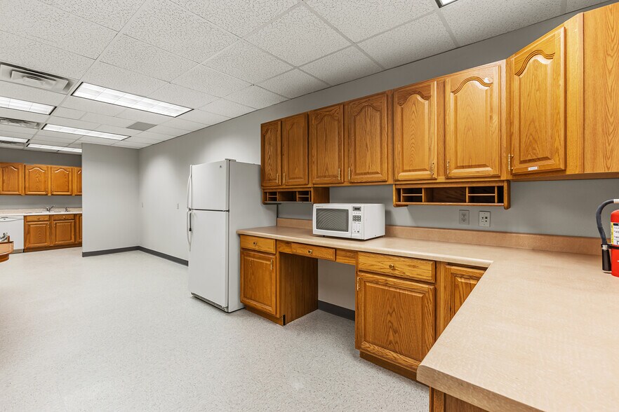More Photos Of 8330-8350 Meadow Rd, Dallas Office For Sale