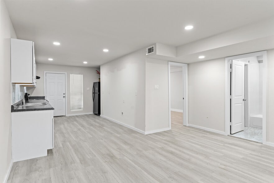 More Photos Of 8330 Carvel Ln, Houston Apartments For Sale