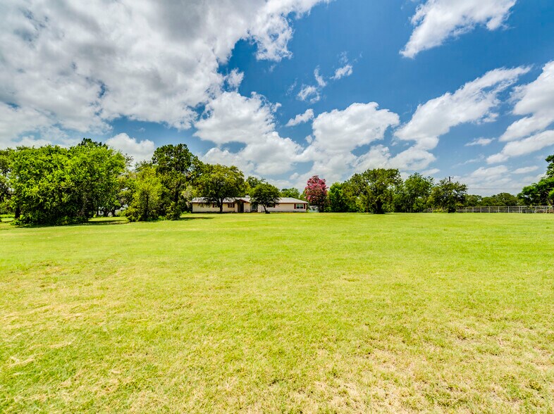 More Photos Of 12900 Lowden Ln, Manchaca Flex For Sale
