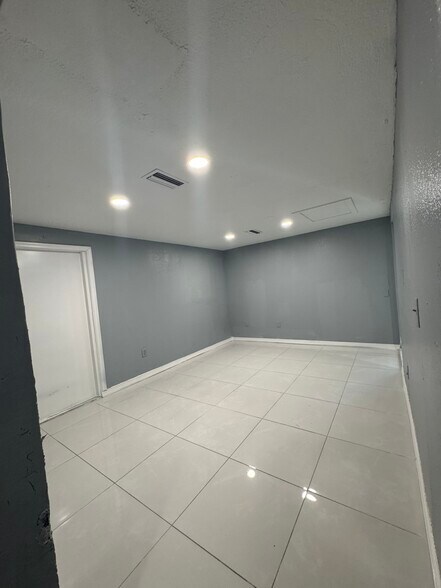 More Photos Of 11412 N Central Ave, Tampa Office For Lease