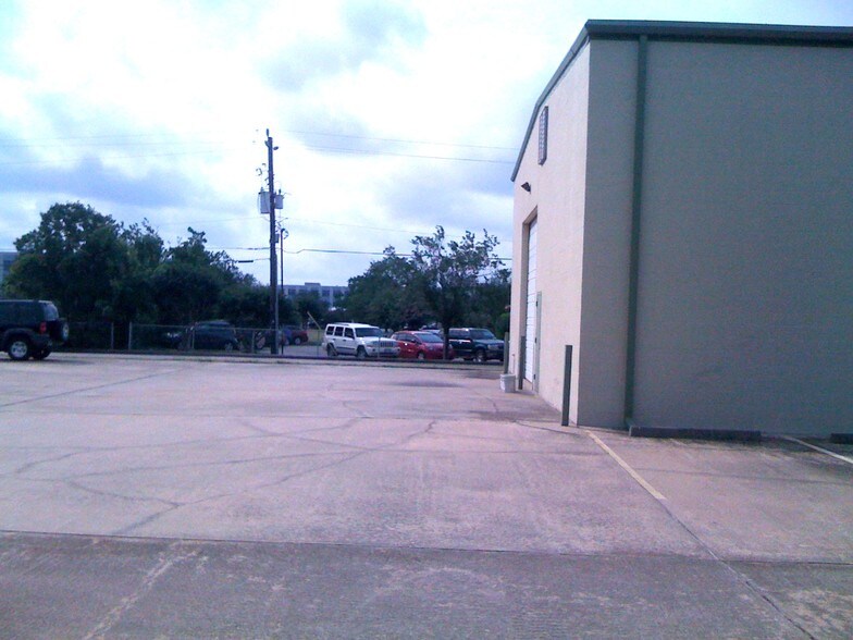 More Photos Of 1561 Live Oak St, Webster Warehouse For Lease