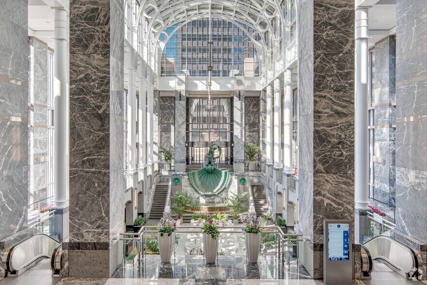 More Photos Of 311 S Wacker Dr, Chicago Office For Lease