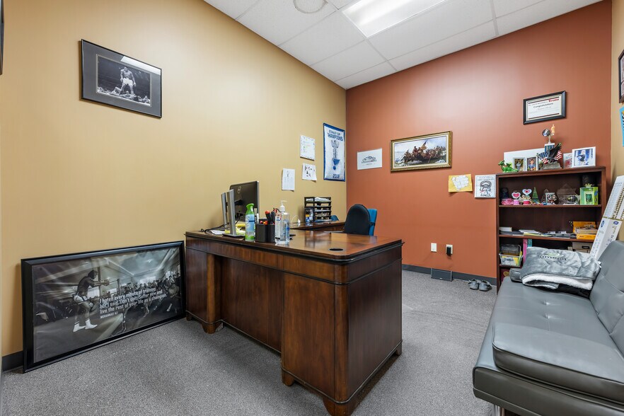 More Photos Of 8913-8923 Veterans Memorial Pky, O'Fallon Office Residential For Lease