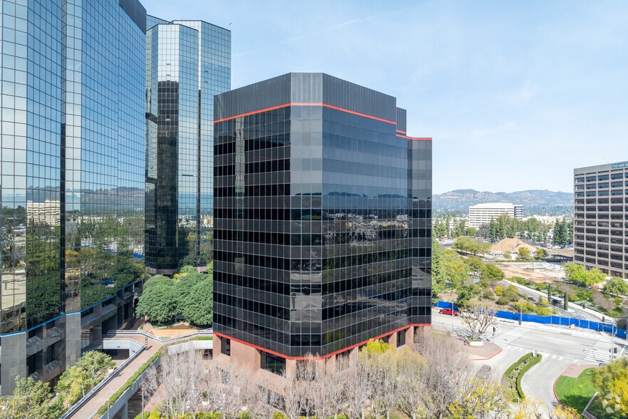 More Photos Of 21550 Oxnard St, Woodland Hills Office For Lease