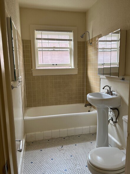 More Photos Of 2062 NW Marshall St, Portland Apartments For Sale