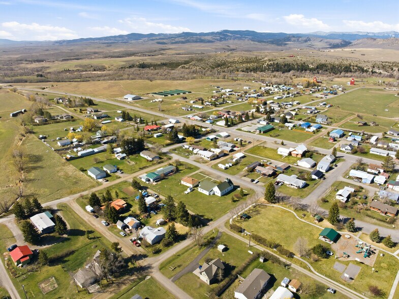 More Photos Of 210 Miles Ave, Clyde Park Specialty For Sale