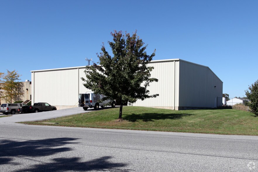 More Photos Of 3 McCullough Dr, New Castle Warehouse For Lease