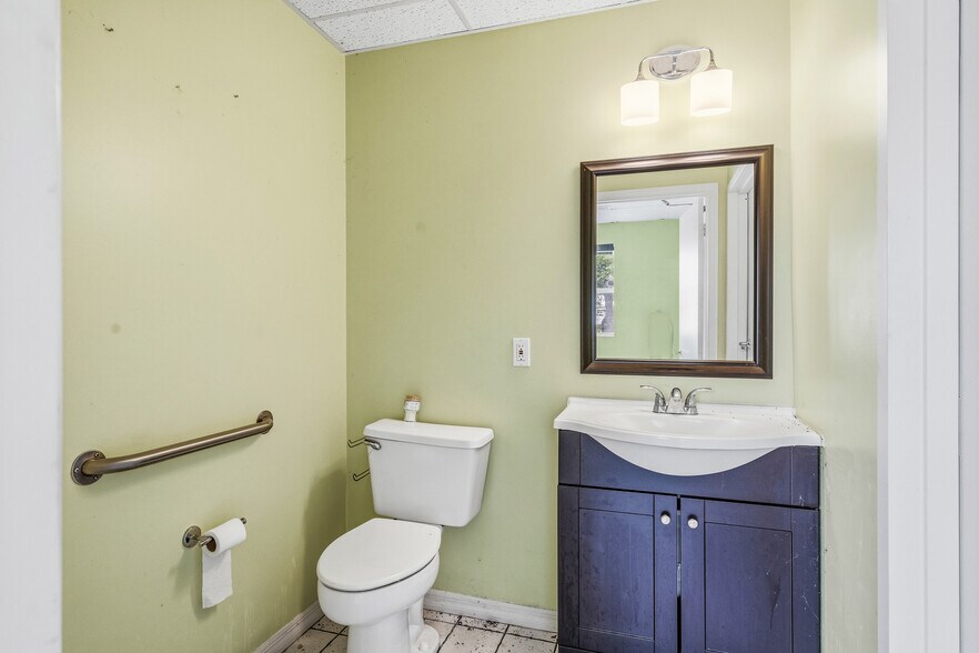More Photos Of 725 12th St, Vero Beach Auto Repair For Sale